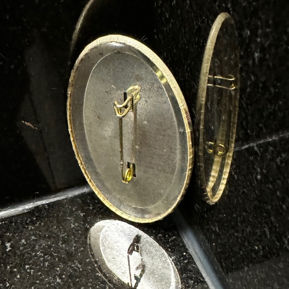 Vintage Gig Harbor, Wa Christmas Button Pin Brooch Oval Laminated 1983 - Picture 4 of 8